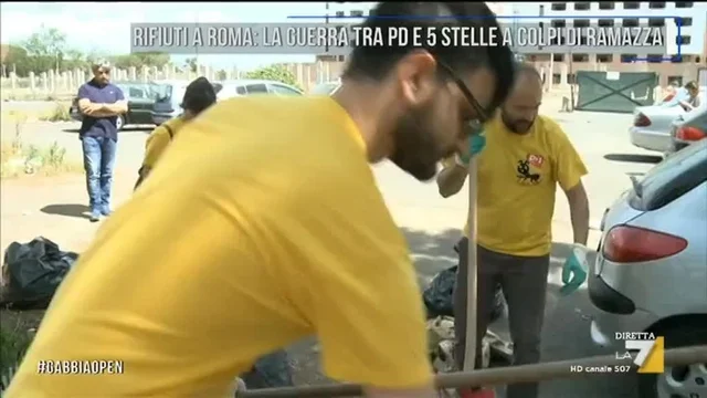 Rifiuti a Roma: la guerra tra Pd e 5stelle a colpi di ramazza