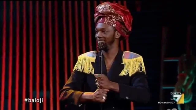 Baloji dal vivo sul palco di Propaganda Live