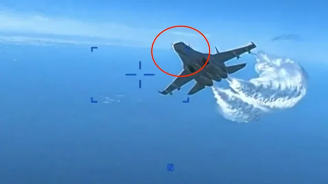 Il video dello scontro tra il jet russo e il drone americano sul Mar Nero