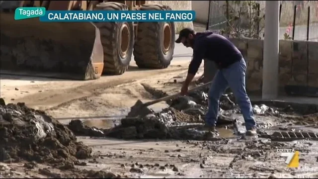 Calatabiano, un paese nel fango
