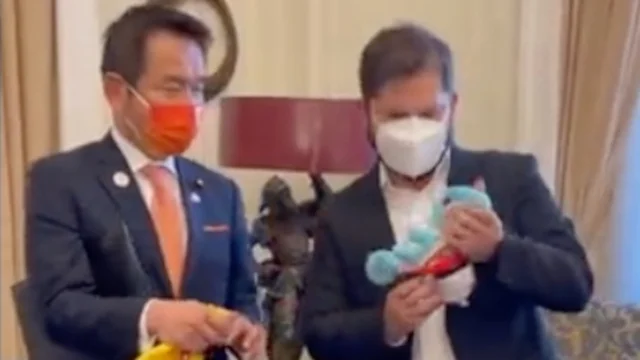 Il ministro degli Esteri giapponese regala un pokémon al Presidente cileno Boric
