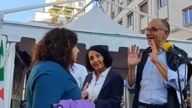 Contestatrice no vax sale sul palco e interrompe il comizio di Letta: “Il vaccino è libertà?”