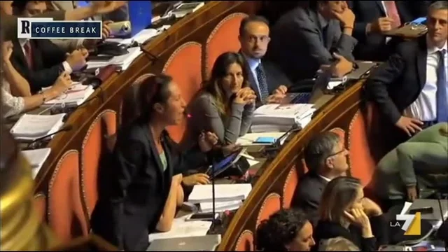 Gesti osceni in Senato: Lezzi e Taverna (M5S) contro Barani