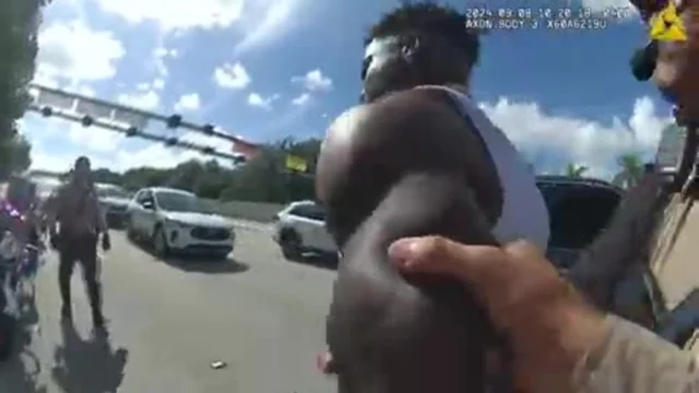 Usa, campione di football americano fermato e ammanettato dalla polizia prima della partita: il video