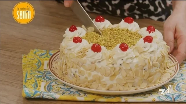 Torta Fedora, ricotta mandorle e granella di pistacchi