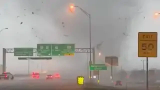 Sorpreso da un tornado mentre ascolta canzoni di Natale: il video è virale