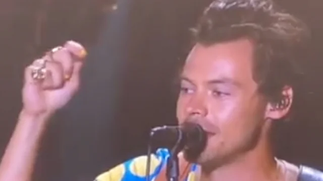 Harry Styles parla italiano: "Siate liberi di essere chi volete". E il pubblico di Bologna impazzisce