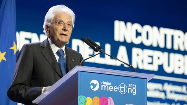 Mattarella accolto da lungo applauso al Meeting di Rimini: "Con sentimenti d'odio l'umanità sarebbe condannata"