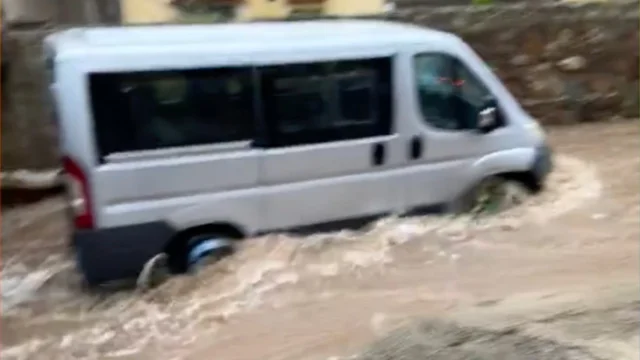 Maltempo, l'isola d'Elba è allagata: le auto trascinate dall'acqua