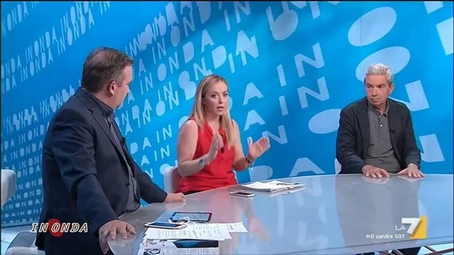 Meloni vs Padellaro: 'Perché la pensione sociale di un italiano è 480 euro e per un immigrato si spendono 1100 euro?'