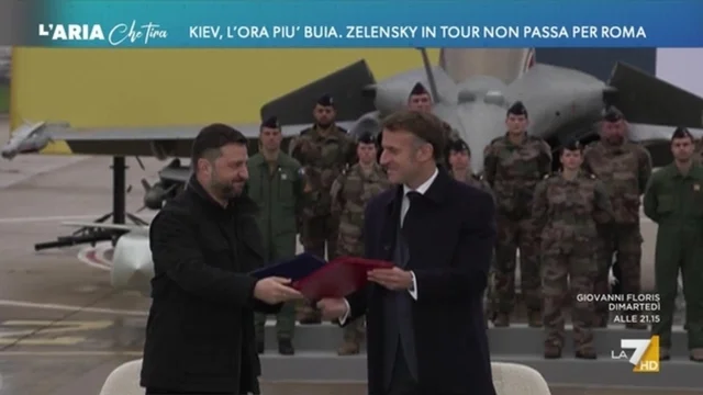 Kiev, l'ora più buia. Zelensky in tour non passa per Roma