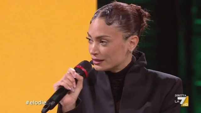 Elodie chiarisce l'episodio del telefonino: "Prenditi una macchinetta fotografica..."