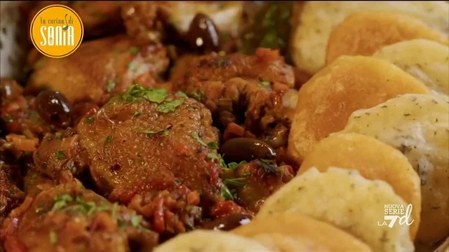 Pollo alla cacciatora e patate fritte in pastella