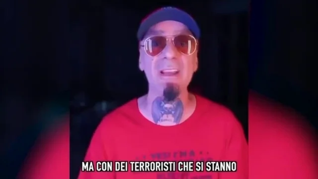 J-Ax, lo sfogo social contro i no vax: "Mi hanno minacciato, sono terroristi"