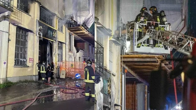 Tragedia a Milano, incendio in un magazzino: tre morti, tra cui due fratelli di 17 e 19 anni
