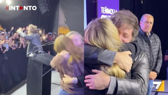 Milei irrompe come una rockstar per celebrare la vittoria del suo partito alle elezioni di Buenos Aires