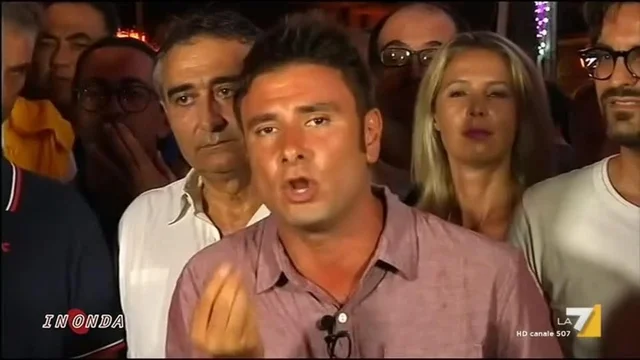 Alessandro Di Battista (M5S): 'Ci autofinanziamo e siamo liberi dai corrotti'