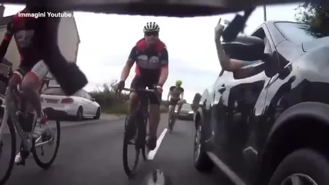 Automobilista litiga con un ciclista: strattonato e preso a pugni