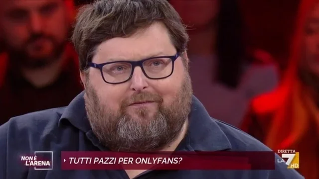 Onlyfans, Adinolfi sbotta: "Fa da pappone, prostituzione per video conferenza"