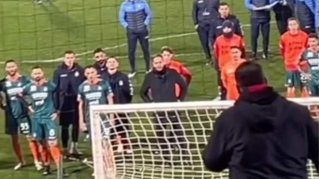 Crotone, calciatori aggrediti a bastonate dopo una sconfitta: la contestazione allo stadio