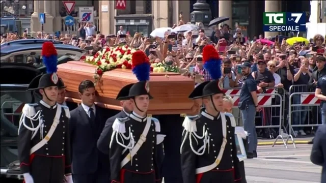 Il feretro di Silvio Berlusconi arriva in Duomo tra gli applausi e i cori dei tifosi del Milan