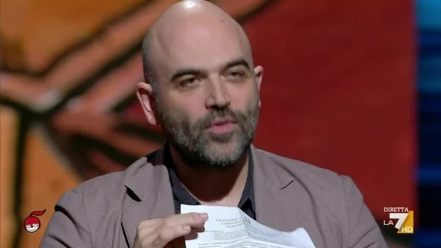 Saviano mostra in diretta la nuova querela di Salvini: "È fresca..."