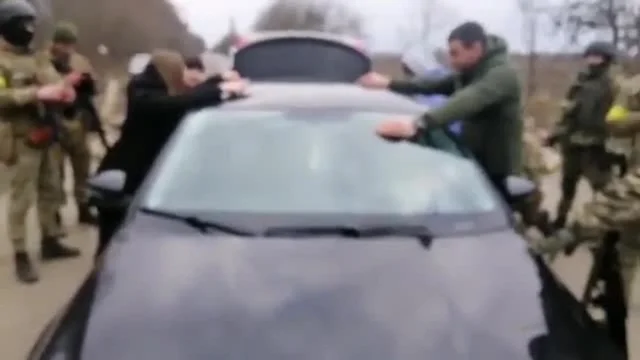 Ucraina: bloccati al checkpoint dall'esercito ucraino, ma poi...