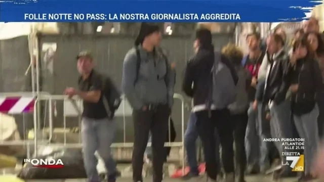 Manifestazione no green pass: le immagini del tentativo di aggressione nei confronti dell'inviata di In Onda