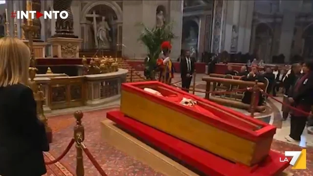 Meloni e Tajani in Vaticano per l'ultimo saluto a Papa Francesco, presente anche Schlein