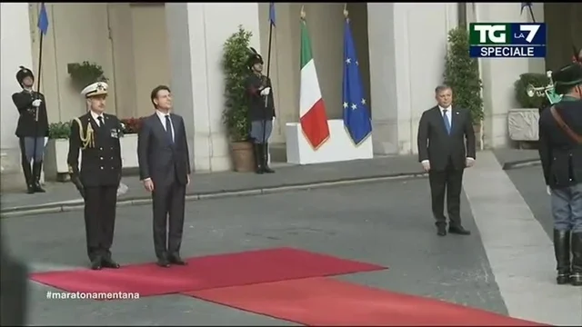 L'entrata del Premier Conte al Palazzo del Governo