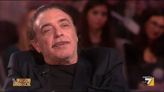 Nino Frassica e le domande dei redattori di Radio Shock