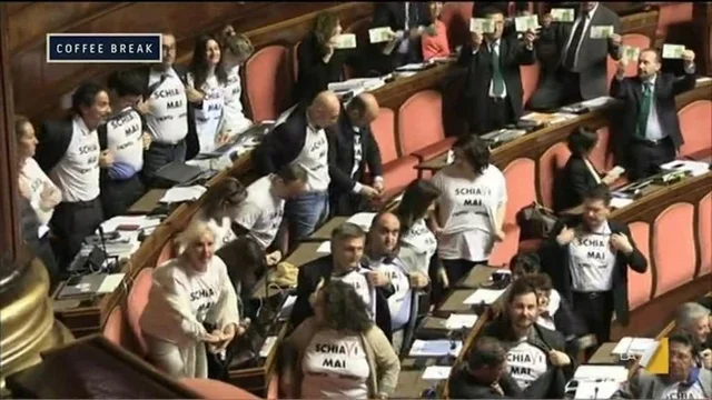 Fischi e fiducia - La copertina dell'8 maggio 2014