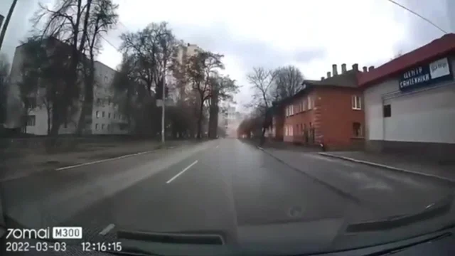 Ucraina: missile esplode a pochi metri dall'auto, la telecamera riprende tutto