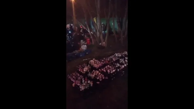 Ucraina: civili preparano molotov per la notte