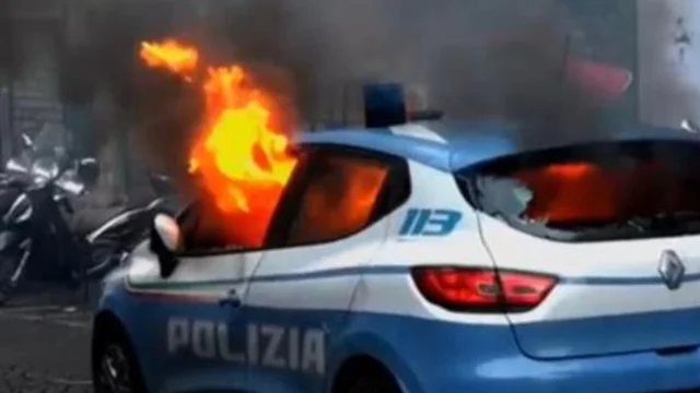 Guerriglia in centro a Napoli: scontri tra napoletani e tifosi tedeschi. In fiamme auto della polizia