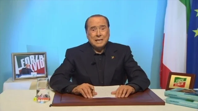 Silvio Berlusconi torna a parlare dal San Raffaele: "Solo per voi ho messo ancora giacca e camicia"