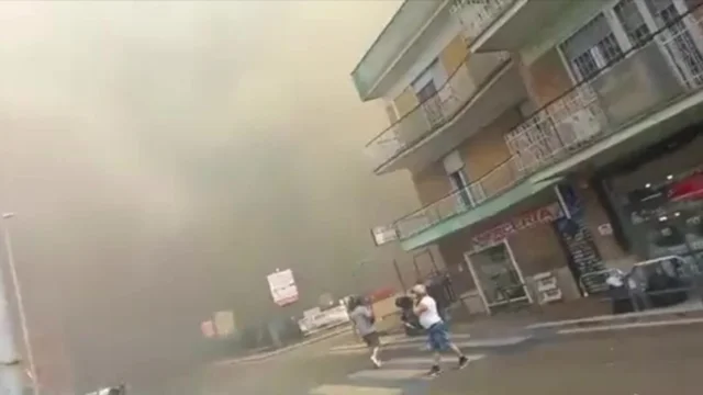 Roma, maxi-incendio: evacuate alcune abitazioni e un centro estivo
