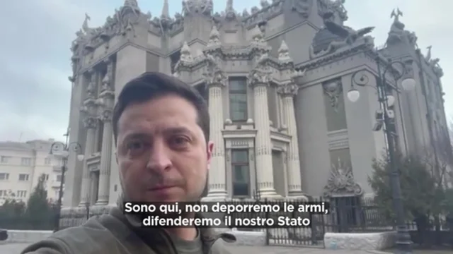 Ucraina, l'appello di Zelensky: "Non deporremo le armi, difenderemo il nostro Stato perché la nostra arma è la verità"