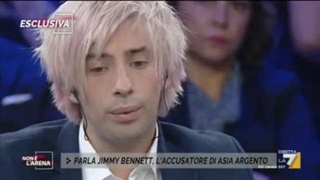 Jimmy Bennett: 'ha iniziato a baciarmi'