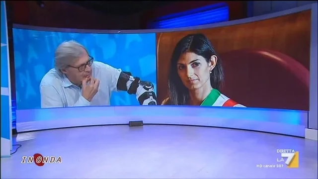 Vittorio Sgarbi su Virginia Raggi: 'La cosa migliore che ha è il suo corpo intrigante'