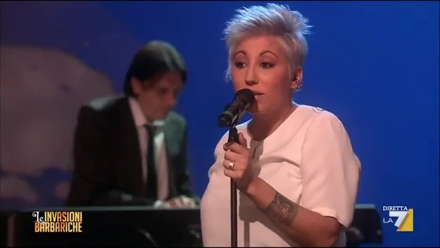 Malika Ayane canta "Adesso e qui (nostalgico presente)"