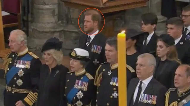 Funerali Regina Elisabetta, il principe Harry non canta l'inno britannico: il video