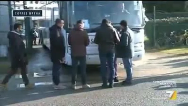Rossella Muroni (LeU) blocca il bus coi migranti a Castelnuovo di Porto