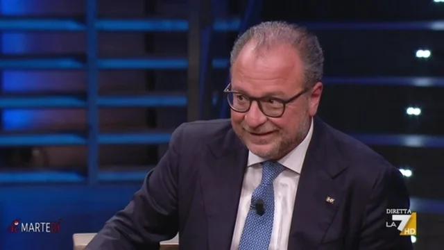 Mulè a Floris: "Se chiede un'intervista a Meloni, la riceve a Palazzo Chigi. Scommettiamo?"