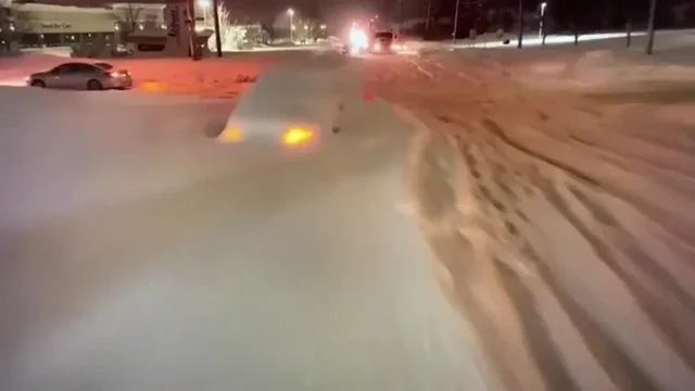 Tempesta artica negli USA, auto abbandonate e sepolte dalla neve. Le immagini