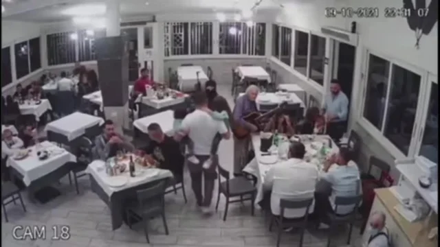 Napoli, rapinatori puntano fucili contro i bambini in pizzeria: le immagini shock