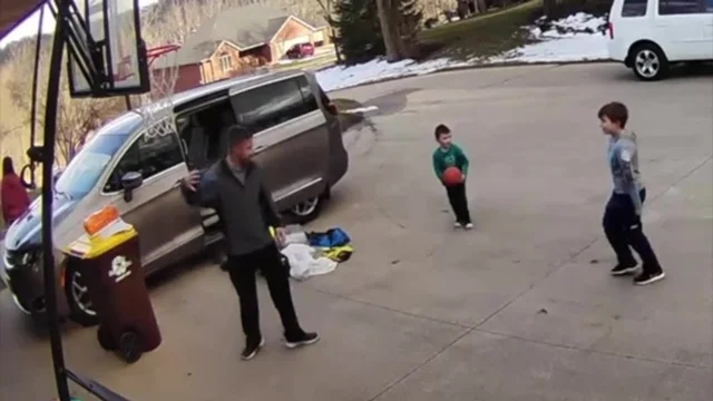 Il canestro impossibile di tutta la famiglia: l'incredibile video