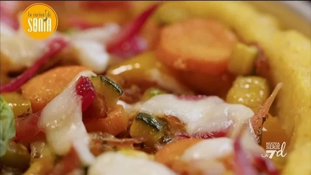 Pizza di polenta con verdure, pancetta e mozzarella