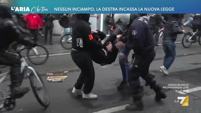 Guerriglia urbana a Bruxelles, David Parenzo: "Immagini in diretta, la Polizia sta eseguendo una serie di arresti"