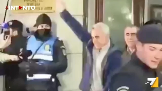 Calin Georgescu, candidato filorusso in Romania, fa il saluto romano